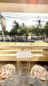 1-Step Beach & 711! Huge Condo next to Copacabana的阳台或露台
