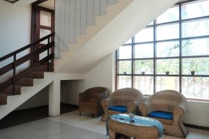 Uma área de estar em Arbiru Beach Resort