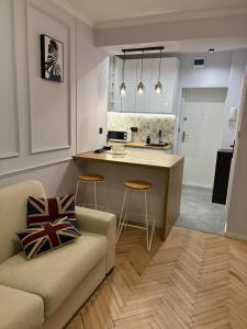 Apartament centrum في بياويستوك: غرفة معيشة مع أريكة ومطبخ