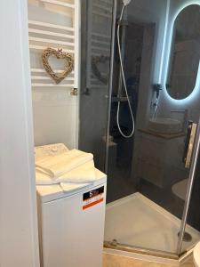 Apartament centrum في بياويستوك: حمام صغير مع دش ومغسلة