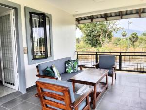 Balkón nebo terasa v ubytování Baksaei Retreat Ricefield Villas