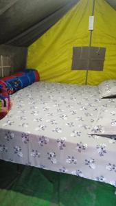 Posto letto in tenda in camera. di Anmols Camps and Huts By StayApart a Shivpuri