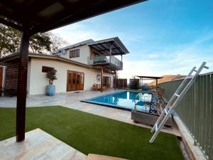 Bazén v ubytování Ekas Beach View Villa nebo v jeho okolí