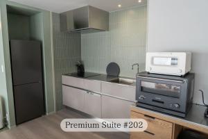Kuchyň nebo kuchyňský kout v ubytování UNPLAN Residence suite