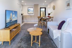 TV a/nebo společenská místnost v ubytování Garden City Getaway 4 Bed - Sofa Beds