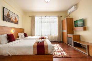 Uma cama ou camas num quarto em Magnificent Hotel