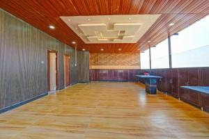 ハイデラバードにあるSuper Collection O Gachibowli Phase 2 Near ISBのウッドフロアと天井の広い客室です。