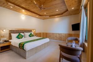 Postelja oz. postelje v sobi nastanitve Treebo Premium Silverstone Resort With Mountain Valley View