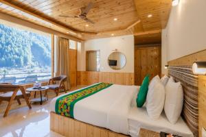 Postelja oz. postelje v sobi nastanitve Treebo Premium Silverstone Resort With Mountain Valley View