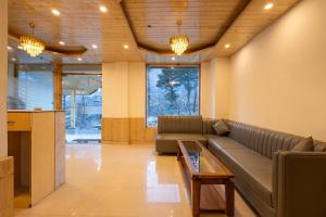 Predel za sedenje v nastanitvi Treebo Premium Silverstone Resort With Mountain Valley View