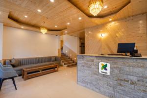 Predel za sedenje v nastanitvi Treebo Premium Silverstone Resort With Mountain Valley View