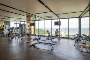 Mountain-view 1BR 9F Sriracha byน้องมังคุด NoParking的健身中心和/或健身设施