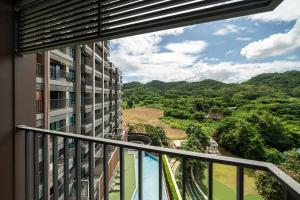 Ban Fang DaengMountain-view 1BR 9F Sriracha byน้องมังคุด NoParking的从建筑物阳台看到的景色
