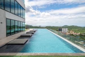 Mountain-view 1BR 9F Sriracha byน้องมังคุด NoParking内部或周边的泳池