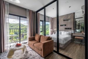 Mountain-view 1BR 9F Sriracha byน้องมังคุด NoParking客房内的一张或多张床位