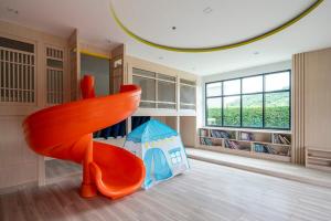 Ban Fang DaengMountain-view 1BR 9F Sriracha byน้องมังคุด NoParking的一间设有冲浪板的房间和一间游戏室