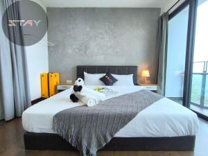 une chambre avec un lit avec un ours en peluche dessus dans l'établissement Almas Cozy Couple Escape Netflix 100mbps By STAY, à Iskandar Puteri 53 autres photos