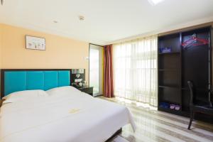 Dequan Hotel chaoyang high speedtrain of China Branch客房内的一张或多张床位