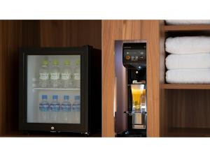 - un distributeur de boissons avec un verre d'eau dans une chambre d'hôtel dans l'établissement Urari Takeo Garden Terrace Spa Resorts - Vacation STAY 25610v, à Takeo