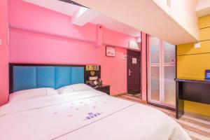 Dequan Hotel chaoyang high speedtrain of China Branch客房内的一张或多张床位