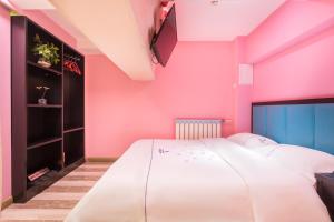Dequan Hotel chaoyang high speedtrain of China Branch客房内的一张或多张床位