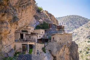 a village on the side of a mountain at the suwgra-Al-Jabal Al-Akdar in Sūkirah