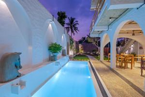 una piscina in una villa con patio di Manram Glamping Weligama a Weligama