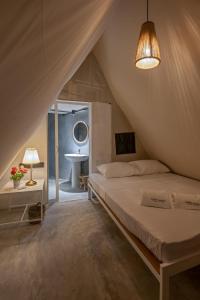 Letto o letti in una camera di Manram Glamping Weligama