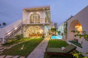 una villa con piscina e una casa di Manram Glamping Weligama a Weligama