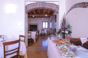 een lange tafel met borden eten erop bij Corte Castelletto in Nogarole Rocca