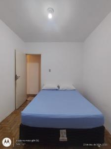 a bed in a room with a blue mattress at Centro de Convenções - Hospedagem in Recife