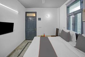 TV a/nebo společenská místnost v ubytování Hotel O The Premium Villa + 36 fotografií