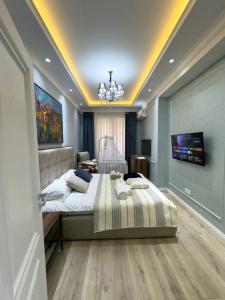 Spacious and Premium 2 Bedroom Apartment with Panoramic Terrace and Rudaki Park View in Prime Dushanbe Location的电视和/或娱乐中心