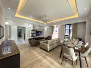 杜尚别Spacious and Premium 2 Bedroom Apartment with Panoramic Terrace and Rudaki Park View in Prime Dushanbe Location的带桌子和沙发的客厅