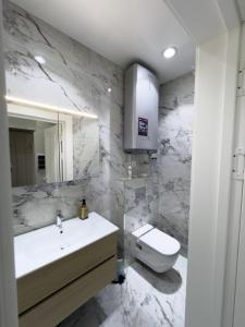 Spacious and Premium 2 Bedroom Apartment with Panoramic Terrace and Rudaki Park View in Prime Dushanbe Location的一间浴室