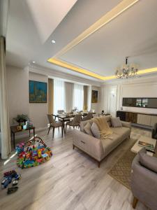 Spacious and Premium 2 Bedroom Apartment with Panoramic Terrace and Rudaki Park View in Prime Dushanbe Location的休息区