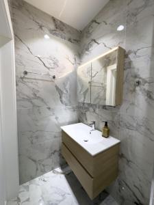 Spacious and Premium 2 Bedroom Apartment with Panoramic Terrace and Rudaki Park View in Prime Dushanbe Location的一间浴室