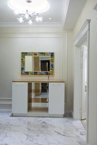 Spacious and Premium 2 Bedroom Apartment with Panoramic Terrace and Rudaki Park View in Prime Dushanbe Location的厨房或小厨房