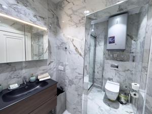 Spacious and Premium 2 Bedroom Apartment with Panoramic Terrace and Rudaki Park View in Prime Dushanbe Location的一间浴室