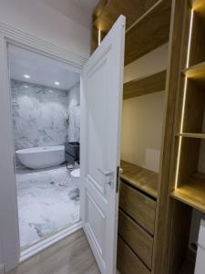 Spacious and Premium 2 Bedroom Apartment with Panoramic Terrace and Rudaki Park View in Prime Dushanbe Location的一间浴室