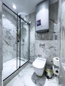 Spacious and Premium 2 Bedroom Apartment with Panoramic Terrace and Rudaki Park View in Prime Dushanbe Location的一间浴室