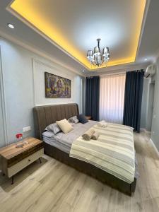 Spacious and Premium 2 Bedroom Apartment with Panoramic Terrace and Rudaki Park View in Prime Dushanbe Location客房内的一张或多张床位