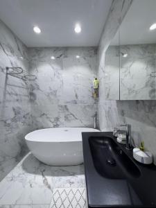 Spacious and Premium 2 Bedroom Apartment with Panoramic Terrace and Rudaki Park View in Prime Dushanbe Location的一间浴室