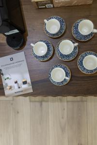 Spacious and Premium 2 Bedroom Apartment with Panoramic Terrace and Rudaki Park View in Prime Dushanbe Location的咖啡和沏茶工具
