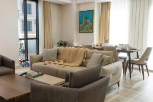 Spacious and Premium 2 Bedroom Apartment with Panoramic Terrace and Rudaki Park View in Prime Dushanbe Location的休息区