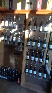 チャプリナにあるMotel Hrasnoの棚に盛り付けられたワイン一本