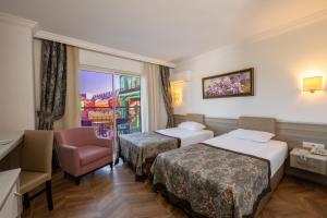 Postel nebo postele na pokoji v ubytování Crystal Aura Beach Resort & Spa - Ultimate All Inclusive