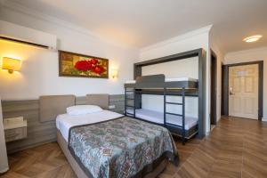 Postel nebo postele na pokoji v ubytování Crystal Aura Beach Resort & Spa - Ultimate All Inclusive