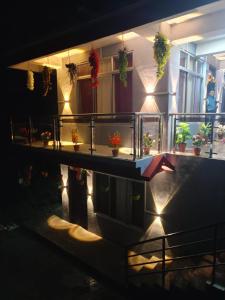 カリンポンにあるHeaven Valley Homestayの鉢植えの明かりの部屋