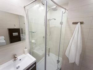 Kúpeľňa v ubytovaní APARTAMENT POD GWIAZDAMI, z dwoma ogródkami i dwoma tarasami